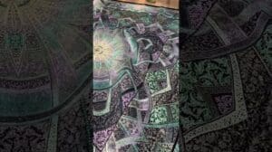 Handgewebter Teppich aus Qom, ganz aus natürlicher Seide, präsentiert für euren geschätzten Blick. Eure Meinungen sind für uns von großem Wert.