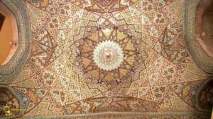Handgewebter Teppich aus Qom mit Medaillonmuster