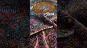 Handgewebter Teppich mit buntem Latschik-Tarngemuster, vollständig aus Seide mit Blumen, auf farbigen Hintergrund 🌸🌺 #Handwebteppich #Kunst