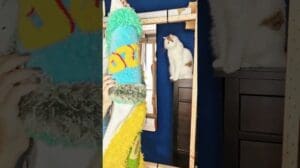 Ich nehme die fertigen Teppiche vom Rahmen herunter – die Katze beobachtet aufmerksam 🐾 | Handmade Rug Tufting