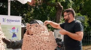 Kunst am Roten Teppich – #DAUSTAUNSTEBAUKLOETZE