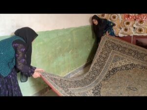 Mahtab gestaltet einen sicheren Raum für Hakimeh und ihr Kind