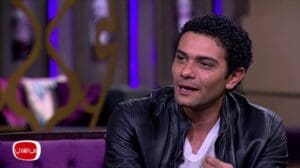 Mit Meni Al-Shazly | Video von Asser Yassin und seiner Mutter in einer Szene aus dem Film 'Frasch wa Ghata'