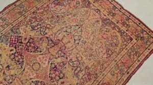 Persische Kerman Lavar Teppich aus dem 19. Jahrhundert im Medaillonmuster in Hellgelb und Rot 1329