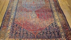 Persischer Bidjar aus dem 19. Jahrhundert im herati-geometrischen Muster in Hellblau, Terrakotta-Rot, Marineblau, 1784