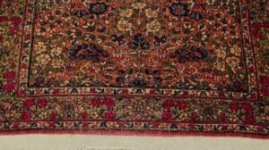 Persischer Kerman Lavar Läufer aus dem 19. Jahrhundert mit ganzflächigem floralem Design in Rostrot und Grün, 1884
