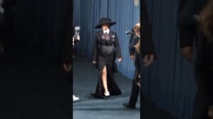 Rihanna erschien mit einem Bauch auf dem 'Roten Teppich' des Met Gala 🎞️ AP