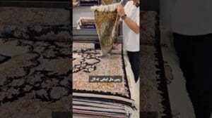 Sehen Sie sich die Teppichfarbe unbedingt auf dem Boden an, handgeknüpfter Seidenteppich aus Qom, Größe 60 x 90 #Teppich #Seidenteppich