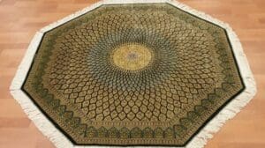 Seltenes persisches Oktagon-Seiden-Qum-Teppich mit Gonbad-Design