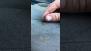 Sitzbrandreparatur aus der Nähe mit Mikrofaserfasern