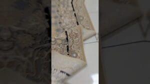 Teppich mit Arman-Muster auf beigem Hintergrund