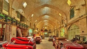 Teppichbasar mit traditioneller Architektur