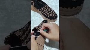 Traditionelle Schuhe im Teppichdesign. Ein originales und altes iranisches Schuhdesign.