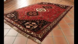 Traditioneller handgefertigter nomadischer persischer Qashqai-Teppich voller Charakter - 308933