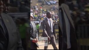 VP Chiwenga Ankunft am National Heroes Acre - roter Teppich Gang