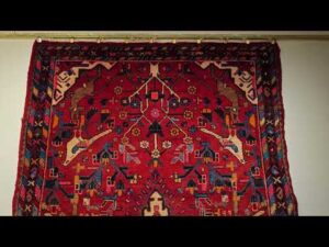 Vintage Persischer Hamadan-Galerieteppich mit Tiermotiven in leuchtendem Rot, 1901, 5’ 7” x 10’ 4”
