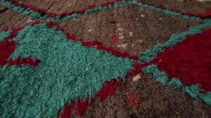 Vintage marokkanischer Läuferteppich in Rot mit Beigen und Blauen Rauten | Teppich & Kilim - 30423