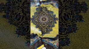 Vollseiden-Teppich aus Qom, goldener Hintergrund mit verschwommenen Blumen und Lattice-Design von Blumen und Nachtigall✅