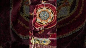 Vollseidenes handgeknüpftes Original-Teppich aus Qum, luxuriöse burgunderrote Farbe #Handgeknüpfte_Teppiche #Seidenteppich #Iranische_Kunst 🌺