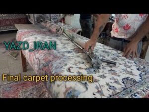 YAZD_IRAN_ Letzte Teppichbearbeitungsoperation namens 'ro kar giri'