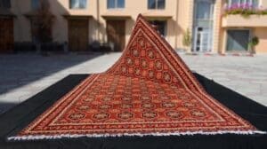„Der 10x16 rote Turkmenenteppich: Ein Porträt palastartiger Pracht“