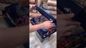 „Die besonders schönste Seidenteppiche von Qom, das Ergebnis der Hände iranischer Künstler – Sei stolz auf deine Geschichte, die Flagge Irans hoch“