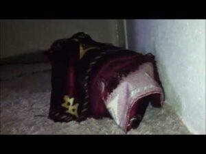 „Eine Gebetsteppich verneigt sich vor Allah“