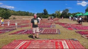 „Iglica Teppichfest“ versammelte Hunderte von Liebhabern der bulgarischen Teppichkunst im Dorf Iglica
