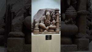 „Im Triveni-Museum in Ujjain ausgestellt: Die 1000 Jahre alte Statue von Ganesha im Lalitasana aus der Kalachuri-Zeit“