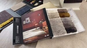 „Musterkarten für Teppiche im Showroom von Optimal Interior Design“