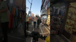 ‌Radfahren auf dem Gehweg der Valiasr-Straße, Teheran #shorts #cycling | دوچرخه سواری در پیاده رو خیابان ولیعصر تهران