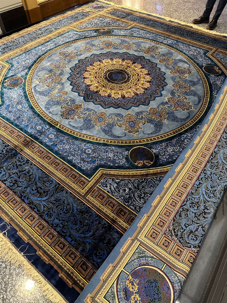 NEU 398×395 cm Handgeknüpfter Erami Ghom Seidenteppich „Seven Heavens – Blue“ | 15,72 m² | 71,8 Raj | 16,646,400 Knoten | 100 % Seide