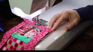 "5oo4 Mug Rug Binding Tutorial" auf Deutsch lautet: "5oo4 Anleitung zum Einfassen von Mug Rugs".