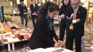 Abschneiden der Fransen eines Chiyoda-Webteppichs