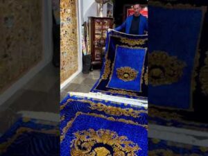<p>"Alle Teppiche sind handgefertigt in Qom, Naturseide wird verwendet (135<em>200-210</em>200) 80cm echte Reihen"</p>