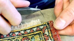 Altes Isfahan; -PERSISCH- Isfahan-Teppichkante und Fransenreparatur.
