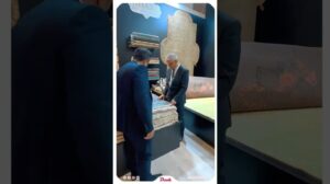 Ansicht des Standes von Qan‘eh Teppichen und der alten Muster am ersten Tag der Teppichmesse Istanbul - CFE 2023