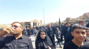 Arbaeen-Marsch 1401 in der Stadt Isfahan neben dem Golestan der Märtyrer, Sajad-Straße
