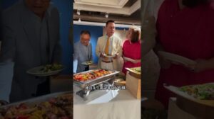 Arsham Royal Persian Carpet «Stumme Gedichte» 10-Jahres-Tournee-Ausstellung, berührende Momente der Eröffnungs-Teeparty! Jedes Teppichstück ist nicht nur ein Kunstwerk, sondern auch ein stummes Gedicht. Diese Sonderausstellung läuft bis zum 20. Juli und lädt Sie ein, die Faszination und Wärme der persischen Teppiche hautnah zu erleben. Vergessen Sie nicht, frühzeitig zu reservieren!