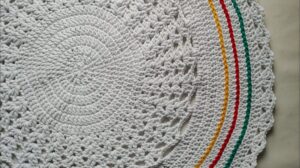 Ażurower Teppich aus Baumwollschnur im gehäkelten Stil.