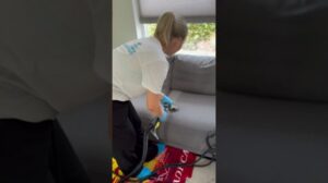 Bank mit Flecken reinigen | Koen der Putzchampion