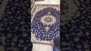 Blaue handgefertigte Seidenteppiche werden an unseren Kunden versendet.