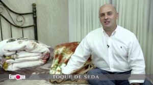 "Cobertor Toque de Seda Europa - ShopCama" lässt sich ins Deutsche übersetzen als: "Seidiger Touch Decke Europa - ShopCama".