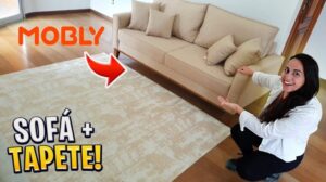 DER SOFA UND DER TEPPICH FÜR DIE WOHNZIMMERAUSSTATTUNG SIND DA