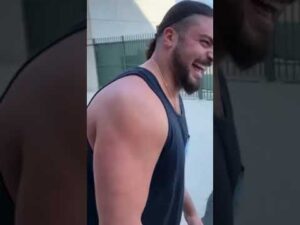 David Bakhtiari schenkt Aaron Rodgers einen Golfwagen!!