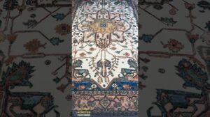 Der Harris-Teppich mit geometrischen Linien und großem zentralen Medaillon ist eines der ursprünglichsten Designs persischer Teppiche.