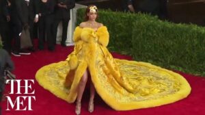 Der Kostüminstitut Benefiz 2015: Ankünfte auf dem roten Teppich