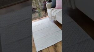 Der praktische Teppich, den wir lieben!😍 Er ist handgefertigt aus Baumwolle und kann in der Waschmaschine gewaschen werden 😉