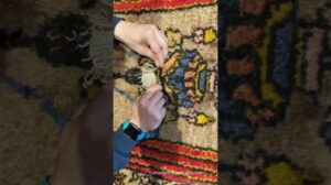 Die Meisterschaft in der traditionellen Teppichreparatur: Das Wiederknoten eines Kappadokischen Gebetsteppichs | Kulturelles Handwerk erklärt