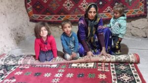 Die Schönheit alter nomadischer Teppiche in einem Stammesdorf entdecken 🌟